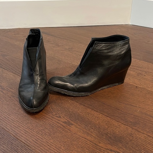 STUART Weitzman Black Leather Wedges Size 9 - Picture 1 of 8